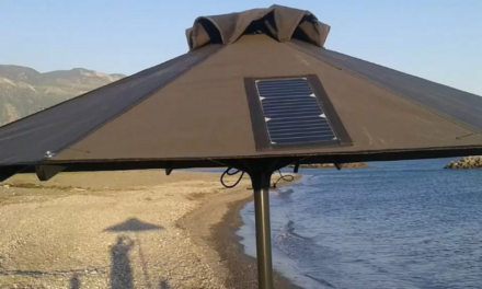 Ομπρέλες με φωτοβολταϊκό για φόρτιση κινητού και tablet στην παραλία από την ISKIOS