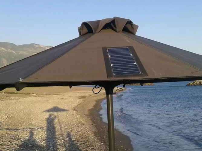 Ομπρέλες με φωτοβολταϊκό για φόρτιση κινητού και tablet στην παραλία από την ISKIOS